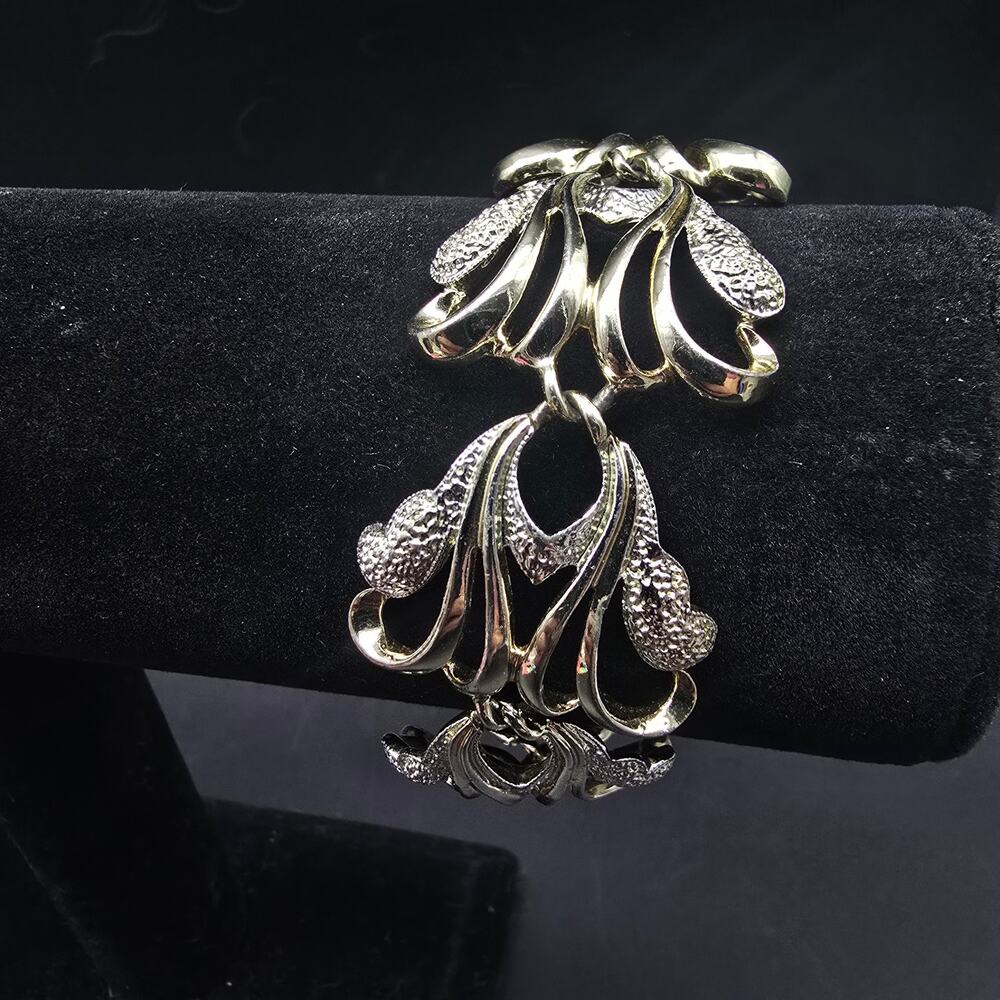 Sarah Coventry Frosted Feather Link Bracelet Silver Tone Vintage Jewelry - Picture 1 of 12